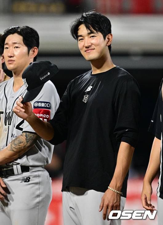 [OSEN=수원, 조은정 기자]KT가 고영표의 퀄리티스타트 플러스 명품투를 앞세워 5할 승률을 회복했다. 1회말 발생한 KIA 최원준의 포구 실책에 양 팀의 희비가 엇갈렸다.프로야구 KT 위즈는 21일 수원KT위즈파크에서 열린 2025 신한 SOL뱅크 KBO리그 KIA 타이거즈와의 시즌 5차전에서 3-1로 승리했다.&nbsp;KT 고영표가 승리 세리머니를 하고 있다. 2025.05.21 /cej@osen.co.kr