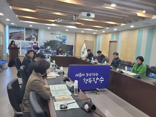 ▲올해 2월 24일 농산물 가격안정기금 지급결정을 위한 심의회 회의하는 모습 ⓒ장수군