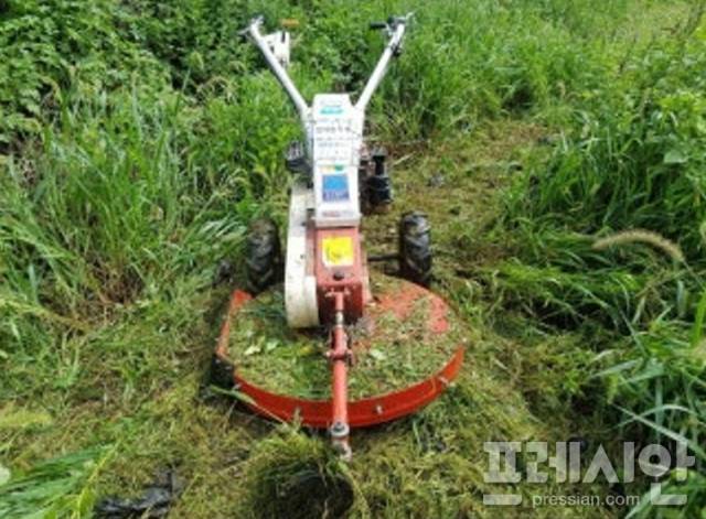 ▲제초 작업에 활용되는 동력보행제초기 ⓒ프레시안