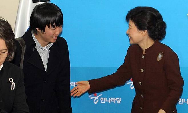 2011년 12월 27일 당시 한나라당 박근혜 비상대책위원장(오른쪽)이 여의도 한나라당사에서 비대위원에 선임된 20대 벤처사업가 이준석 클라세스튜디오 대표와 인사를 나누고 있다. 연합뉴스