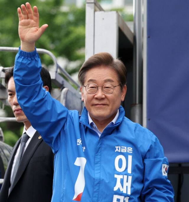 더불어민주당 이재명 대선후보가 지난 20일 경기 파주시 금릉역 중앙광장 유세에서 시민들에게 인사하고 있다. 뉴시스 
