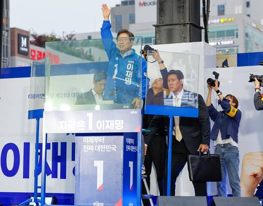 더불어민주당 이재명 대선후보가 지난 20일 경기 김포시 구래역 문화의 거리 유세에서 시민들에게 인사하고 있다. 뉴스1