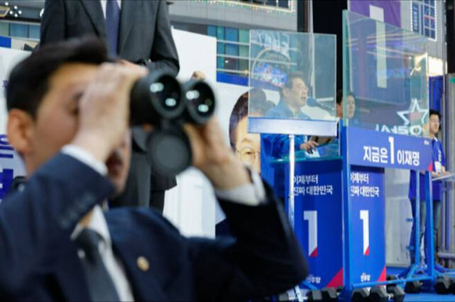 더불어민주당 이재명 대선후보가&nbsp;경기 김포시 구래역 문화의 거리 유세에서 지지를 호소하고 있다. 뉴스1