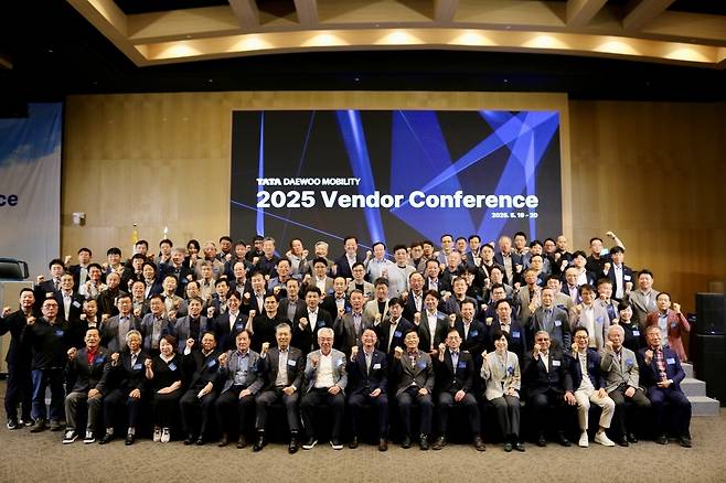 2025 협진회 정기총회 및 벤더컨퍼런스에서 참석자들이 기념촬영을 하고 있다. 사진=타타대우모빌리티 제공
