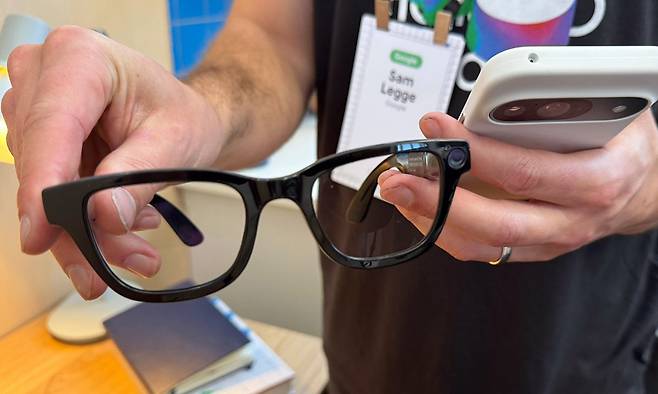 구글이 공개한 스마트안경의 시제품. 마운틴뷰=연합뉴스