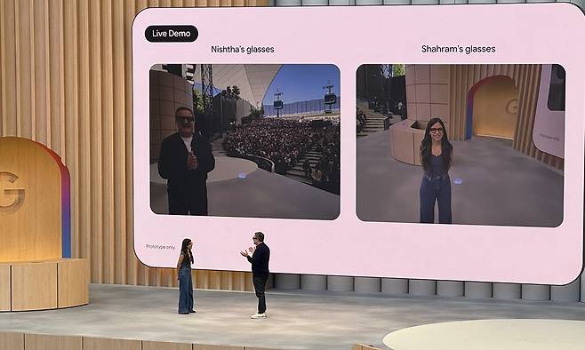 20일(현지시간) 미국 캘리포니아주 마운틴뷰에서 열린 구글의 연례 개발자 콘퍼런스에서 샤람 이자디 구글 안드로이드 XR 부사장(오른쪽)이 삼성전자와 협업한 구글의 스마트안경을 소개하고 있다. 마운틴뷰=연합뉴스