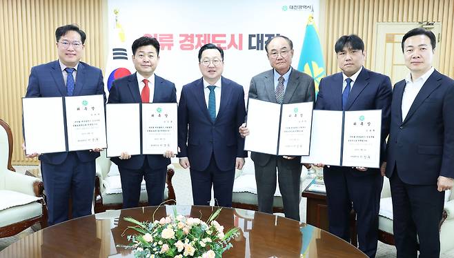 지난 4월 위촉된&nbsp;대전시 비상임특보 4명이 이장우 대전시장과 기념사진을 찍고 있다. 대전시 제공