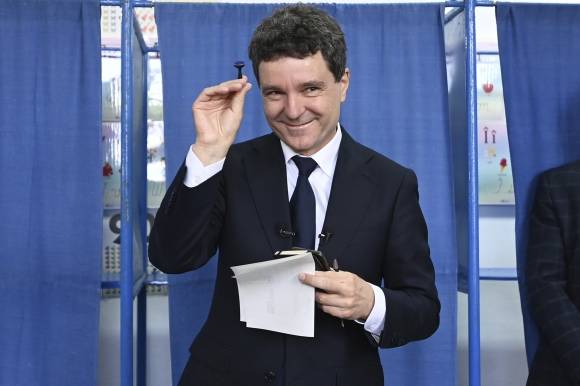 니쿠소르 단 루마니아 대통령 당선자가 지난 18일(현지시간) 파가라스에 있는 결선투표소에서 투표지에 도장을 찍기 전 도장을 들고 미소를 짓고 있다. 파가라스 AP 연합뉴스