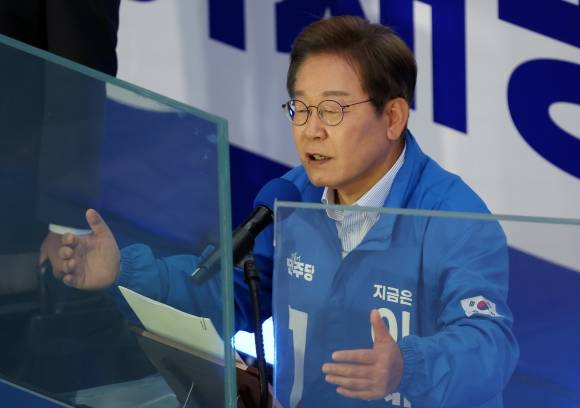 이재명 더불어민주당 대선후보가 20일 경기 김포시 구래역 문화의 거리에서 열린 유세에서 연설하고 있다. 2025.05.20. 뉴시스