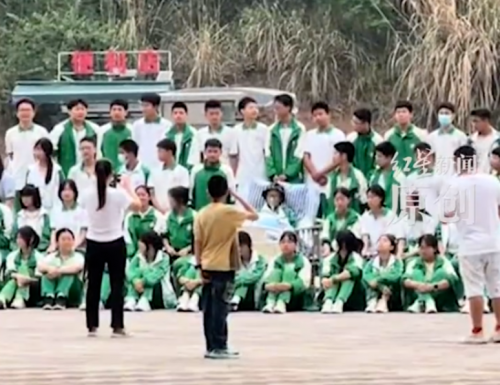 중국의 한 중학교에서  3학년 학생들이 졸업사진을 찍고 있다. 이 반 학생들은 병마와 싸우는 친구를 위해 조금 이른 시점에 한데 모여 사진을 남겼다. 출처=홍성신문