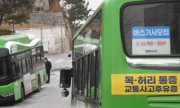 서울 종로구 마을버스 차고지에 버스가 정차해 있다. 서울신문 DB