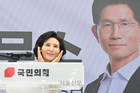 김문수 국민의힘 대선 후보 배우자 설난영씨가 21일 서울 영등포구 국민의힘 중앙당사에서 열린 ‘정정당당 여성본부 필승결의대회’에서 축사를 하며 얼굴에 꽃받침 포즈를 취하고 있다. 2025.5.21 안주영 전문기자