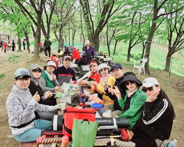 라운클럽 회원들이 라운딩을 마치고 친목 활동중이다. 라운클럽 제공