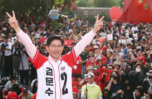 김문수 국민의힘 대선 후보가 20일 경기 하남시 스타필드 하남 인근에서 유세를 하고 있다. 연합뉴스