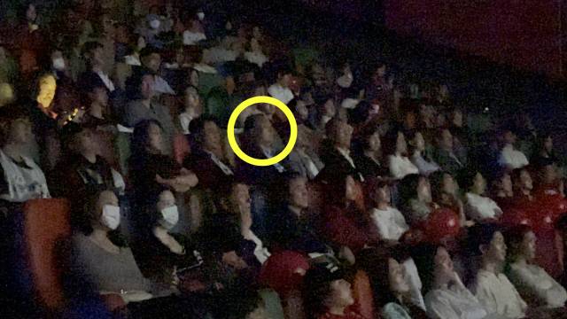 윤석열 전 대통령이 21일 서울 메가박스 동대문에서 이영돈 PD가 제작한 다큐멘터리 영화 '부정선거, 신의 작품인가'를 관람하고 있다. 장형임 기자