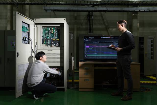 광주광역시 남구 한국전기연구원 스마트그리드연구본부에서 연구원들이 스마트그리드 연구시설을 점검하고 있다. 사진 제공=한국전기연구원
