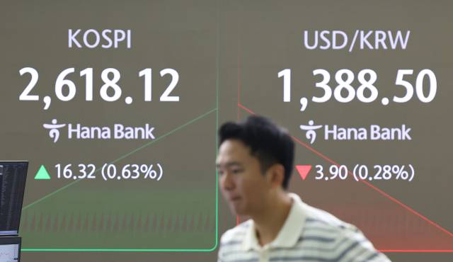 21일 서울 중구 하나은행 본점 딜링룸 스크린에 코스피와 원·달러 환율이 표시돼 있다. 이날 코스피와 코스닥지수는 오름세로, 원·달러 환율은 내림세로 거래를 시작했다. 연합뉴스