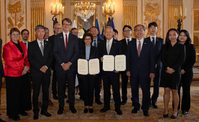 유인촌 문화체육관광부 장관이 20일(현지 시간) 라시다 다티 프랑스 문화부 장관과 문화협력의향서에 서명한 뒤 기념 촬영을 하고 있다. 사진 제공=문체부