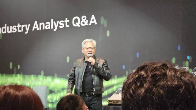 젠슨 황 엔비디아 최고경영자(CEO)가 21일 대만 타이페이에서 열린 기자간담회에서 질의에 답하고 있다. 황 CEO는 아시아 최대 정보기술 전시회 ‘컴퓨텍 2025’ 참석 차 타이페이에 방문했다.타이페이=허진 기자