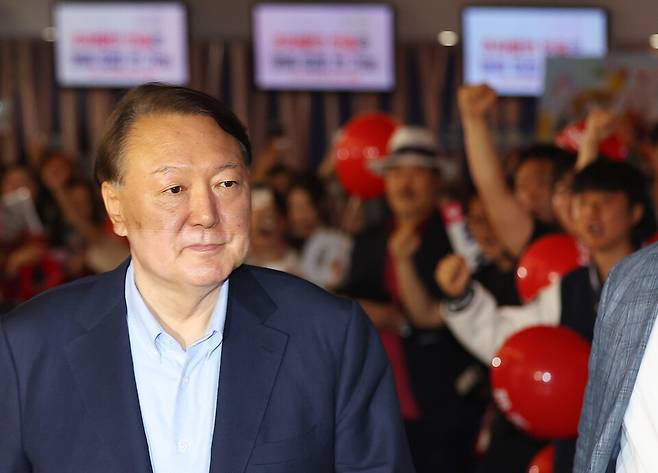 윤석열 전 대통령이 21일 서울 메가박스 동대문에서 이영돈 PD가 제작한 다큐멘터리 영화 '부정선거, 신의 작품인가'를 관람하기 위해 상영관으로 향하고 있다. ⓒ연합뉴스