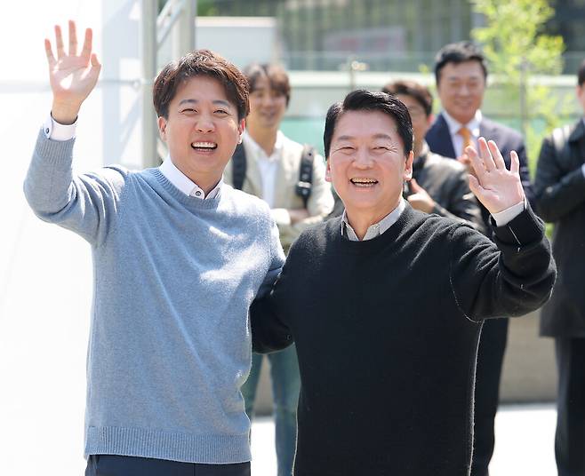 지난 4월25일 당시 국민의힘 대선 경선 후보였던 안철수 의원(오른쪽)과 이준석 개혁신당 대선 후보가 경기도 성남시 판교역 앞 광장에서 열린 인공지능(AI) 관련 '미래를 여는 단비토크'에서 만나 손을 흔들고 있다. ⓒ연합뉴스