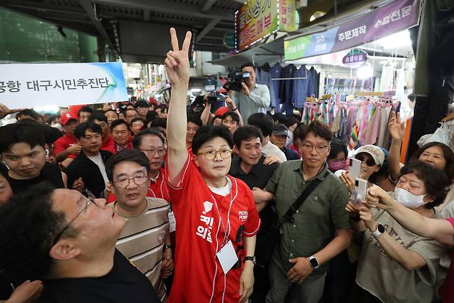 한동훈 전 국민의힘 대표가 21일 대구 중구 서문시장을 찾아 김문수 대선 후보의 지원 유세를 하고 있다. ⓒ연합뉴스