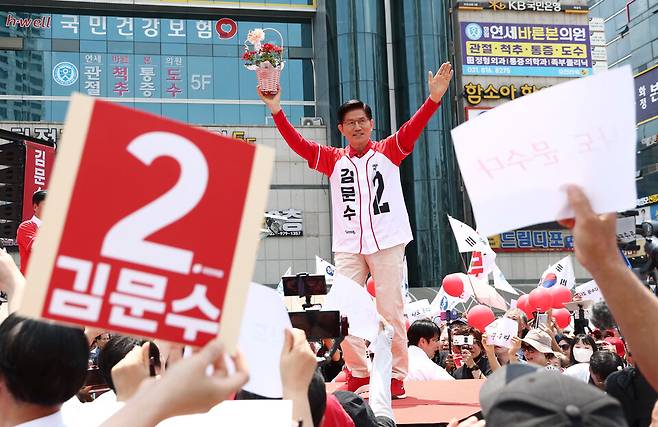 김문수 국민의힘 대선 후보가 21일 경기 고양시 덕양구&nbsp;화정역 문화광장 앞에서 집중유세를 하고 있다. ⓒ연합뉴스