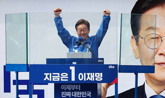 이재명 더불어민주당 대선 후보가 21일 인천광역시&nbsp;부평역 북광장에서 열린 집중유세에서 시민들에게 인사하고 있다. ⓒ연합뉴스