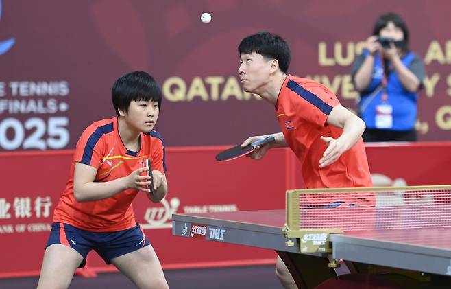 북한은 카타르 도하에서 진행 중인 2025세계탁구선수권대회에서도 외부와 만남을 끊었다. 2022항저우아시안게임과 2024파리올림픽에서 높은 탁구 경쟁력을 보였지만, 자신들을 드러내길 거부했다. 이번 대회에 출전한 파리올림픽 혼합복식 은메달리스트 리정식(오른쪽)-김금영. 사진제공│대한탁구협회