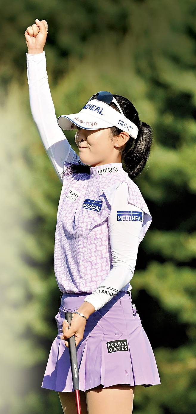 지난주 두산 매치플레이 결승에서 우승이 확정되는 순간 주먹을 불끈 쥐며 기뻐하는 이예원. KLPGA 제공