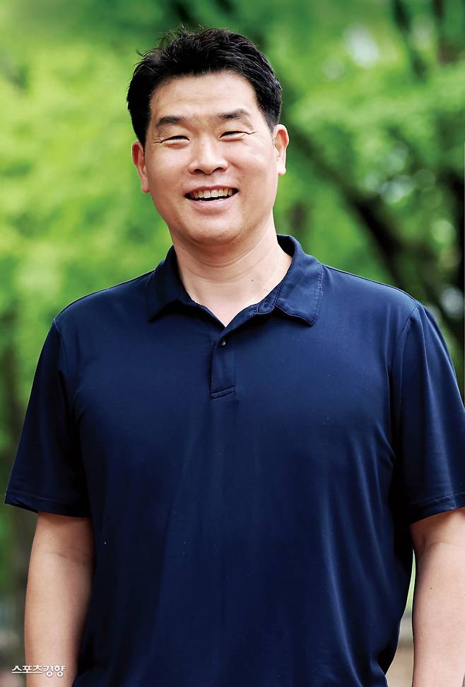 프로농구 LG의 창단 첫 우승을 이끈 조상현 감독이 20일 인터뷰에 앞서 포즈를 취하고 있다. 정지윤 선임기자