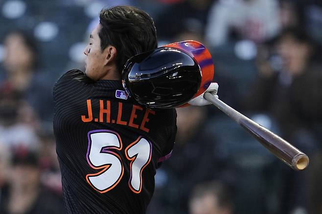 샌프란시스코 이정후가 21일 캔자스시티전에서 1회말 방망이를 돌릴 때 헬멧이 벗겨지고 있다. AP연합뉴스