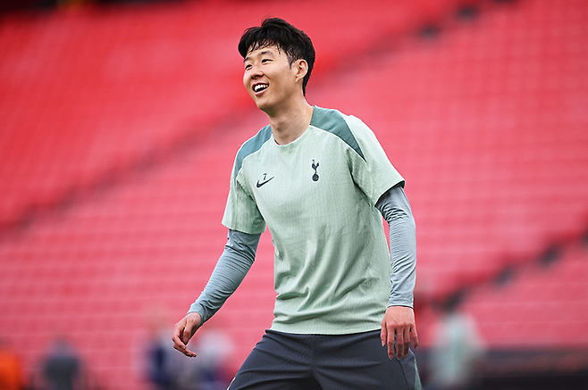 토트넘 손흥민이 21일 스페인 빌바오에서 유로파리그 결승전을 앞두고 밝은 표정으로 훈련하고 있다. Getty Images코리아