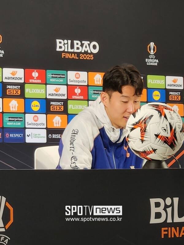 ▲ 토트넘 홋스퍼 손흥민이 맨체스터 유나이티드와의 유로파리그 결승 사전 기자회견에 페드로 포로와 동석했다.