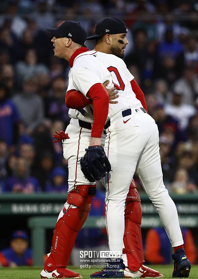 ▲ 보스턴 레드삭스 우완투수 워커 뷸러가 심판 판정에 거세게 항의하고 있다.