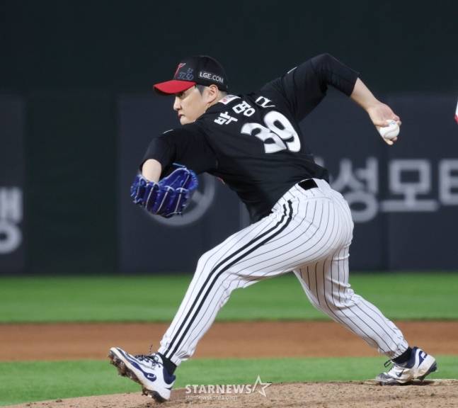 LG 박명근이 20일 사직 롯데전에서 6회 역투하고 있다. /사진=김진경 대기자