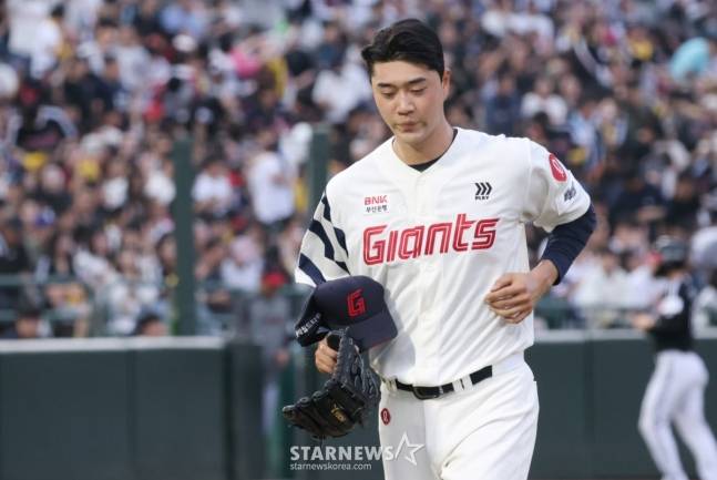 롯데 윤성빈이 20일 사직 LG전에서 2회 마운드를 내려가고 있다. /사진=김진경 대기자