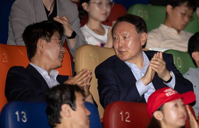 [서울=뉴시스] 황준선 기자 = 윤석열 전 대통령이 21일 오전 서울 중구 메가박스 동대문점에서 다큐멘터리 영화 '부정선거, 신의 작품인가' 관람을 마친 뒤 이영돈PD와 대화하고 있다. 2025.05.21. hwang@newsis.com /사진=황준선