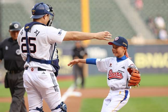 양의지(왼쪽)와 최리환군. /사진=두산 베어스