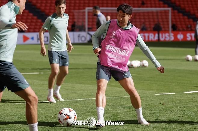 토트넘 손흥민이 20일(현지시간) 스페인 빌바오에서 진행된 맨체스터 유나이티드와의 2024~2025 유럽축구연맹(UEFA) 유로파리그 결승전 대비 훈련을 하고 있다. /AFPBBNews=뉴스1