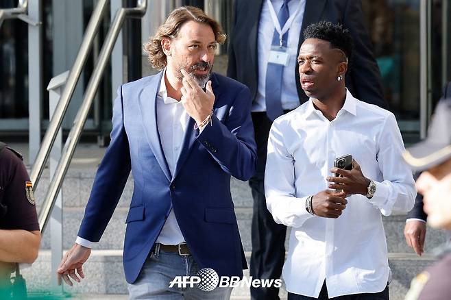 레알 마드리드 비니시우스 주니오르(오른쪽)가 지난 2023년 법원에 출석해 인종차별적 모욕 등과 관련해 증거를 제출하고 증언한 뒤 법원을 나서고 있다. /AFPBBNews=뉴스1