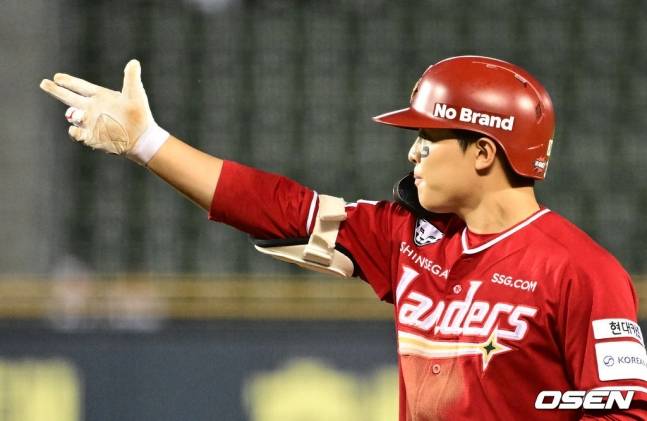 적시타를 치고 세리머니를 하는 정준재.