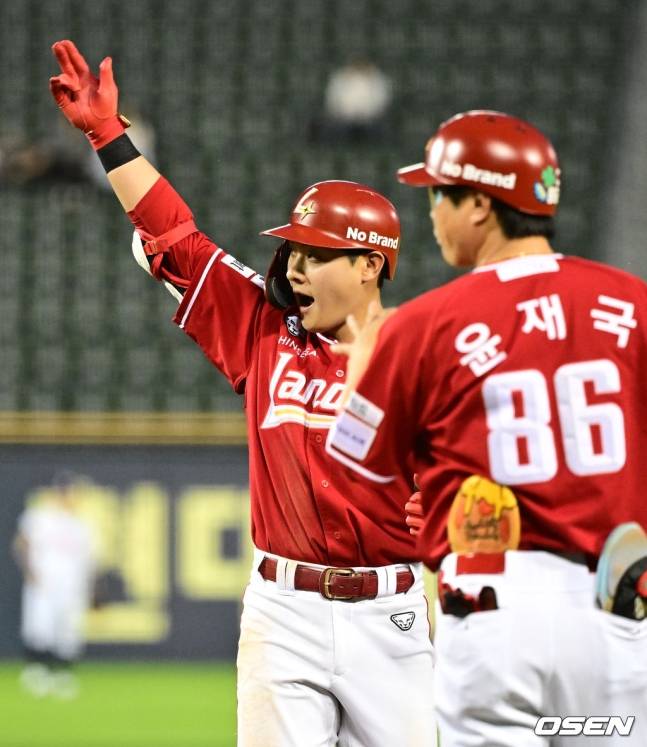 적시타를 치고 세리머니를 하고 있는 최준우(왼쪽).