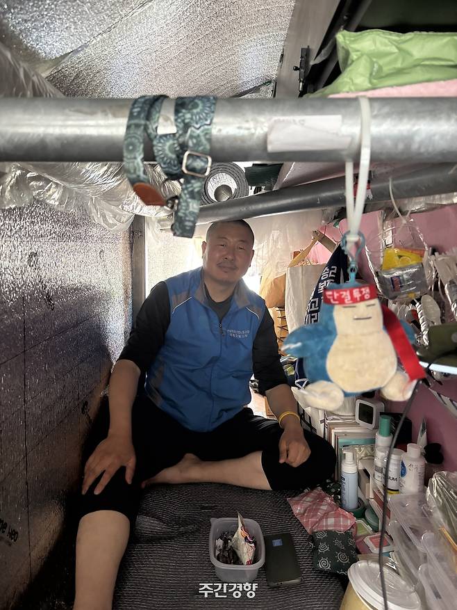 지난 5월 12일 서울 명동역 앞 지하차도 철제 구조물 위에서 89일째 고공농성 중인 세종호텔 해고자 고진수씨를 만났다. 고공농성장은 천장은 낮고 폭이 좁았다. 세종호텔 해고자들과 연대해온 말벌 동지들이 고씨와 닮았다며 선물한 캐릭터 인형이 철제 봉에 매달려 있다. 이효상 기자