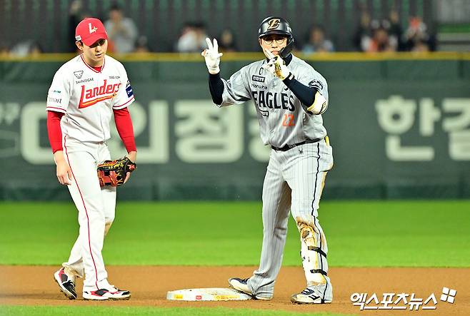 17일 오후 인천SSG랜더스필드에서 열린 '2025 신한 SOL Bank KBO리그' 한화 이글스와 SSG 랜더스의 경기, 4회초 2사 3루 한화 채은성이 1타점 2루타를 날린 후 타임을 요청하고 있다. 엑스포츠뉴스 DB