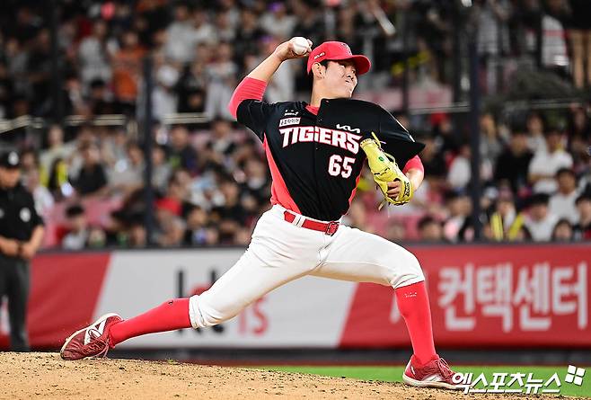 KIA 타이거즈 우완 영건 성영탁이 20일 수원 KT위즈파크에서 열린 2025 신한 SOL Bank KBO리그 KT 위즈와의 팀 간 4차전에서 1군 데뷔전을 치렀다. 2이닝 1피안타 1볼넷 무실점 호투로 값진 경험을 쌓았다. 사진 박지영 기자