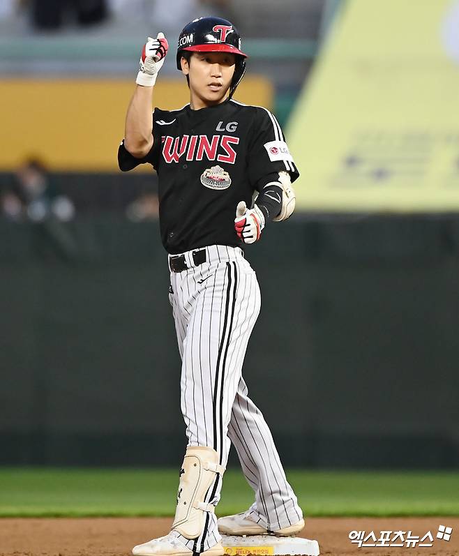 LG 내야수 구본혁은 20일 사직구장에서 열린 '2025 신한 SOL Bank KBO 리그' 롯데와 주중 3연전 첫 번째 경기에서 7번타자 2루수로 선발 출전했다. 멀티히트와 3타점을 기록해 팀 승리에 힘을 보탰다. 엑스포츠뉴스 DB