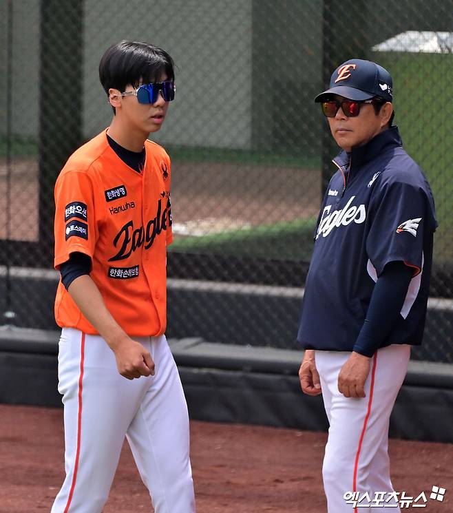 18일 오후 대전 한화생명 볼파크에서 열리는 '2025 신한 SOL Bank KBO리그' SSG 랜더스와 한화 이글스의 경기, 한화 황준서가 훈련에 임하고 있다. 엑스포츠뉴스 DB