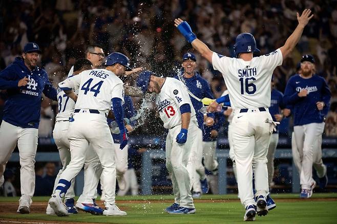 LA 다저스 맥스 먼시가 21일 미국 캘리포니아주 로스앤젤레스의 다저스타디움에서 열린 2025 미국프로야구 메이저리그(MLB) 애리조나 다이아몬드백스와의 홈경기에 5번타자 겸 3루수로 선발 출전해 10회말 끝내기 희생플라이로 팀 승리에 기여했다. AP 연합뉴스