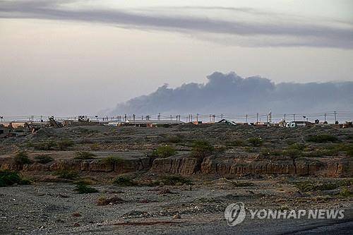 5월 4일(현지시간) 드론공격으로 연기 피어오르는 포트수단 공군기지 [AFP 연합뉴스 자료사진. 재판매 및 DB 금지]